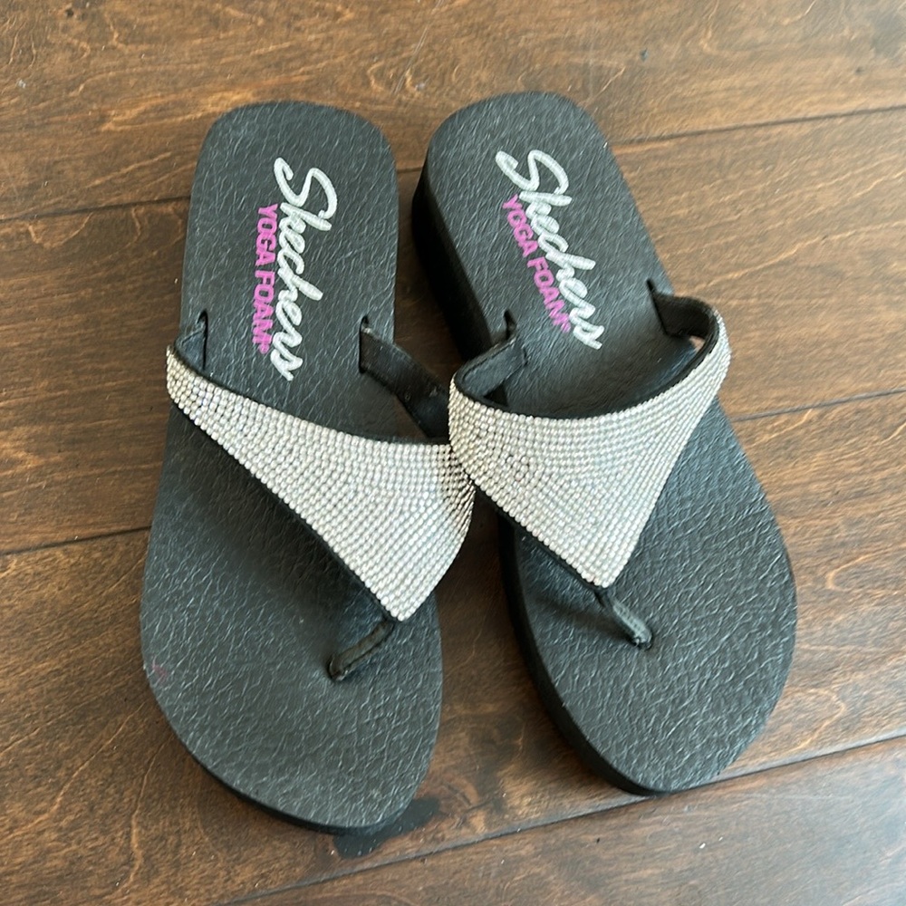 SKECHERS Yoga Foam wedge heel sandals-flip flopswomen's sz 7-rhinestones-black - Picture 2 of 4